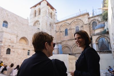 Am 13. September 2022 setzte Bundesministerin Karoline Edtstadler (r.) ihren mehrtägigen Arbeitsbesuch nach Israel fort. Im Bild beim Besuch Jerusalemer Altstadt und des Österreichischen Hospiz.