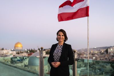 Am 13. September 2022 setzte Bundesministerin Karoline Edtstadler (im Bild) ihren mehrtägigen Arbeitsbesuch nach Israel fort. Im Bild beim Besuch Jerusalemer Altstadt und des Österreichischen Hospiz.