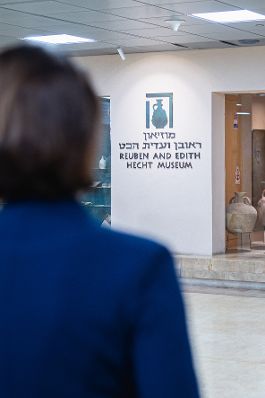 Am 11. September 2022 reiste Bundesministerin Karoline Edtstadler (l.) zu einem mehrtägigen Arbeitsbesuch nach Israel. Im Bild beim Besuch des Hecht Museum.