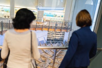 Am 11. September 2022 reiste Bundesministerin Karoline Edtstadler (r.) zu einem mehrtägigen Arbeitsbesuch nach Israel. Im Bild beim Besuch des Hecht Museum.