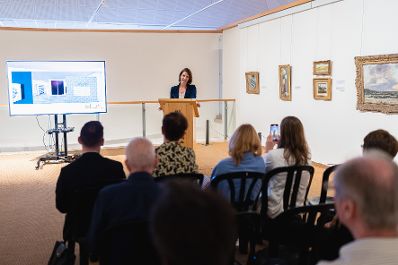 Am 11. September 2022 reiste Bundesministerin Karoline Edtstadler zu einem mehrtägigen Arbeitsbesuch nach Israel. Im Bild beim Besuch des Hecht Museum.