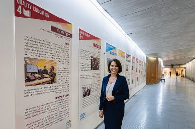 Am 11. September 2022 reiste Bundesministerin Karoline Edtstadler (im Bild) zu einem mehrtägigen Arbeitsbesuch nach Israel. Im Bild beim Besuch des Hecht Museum.