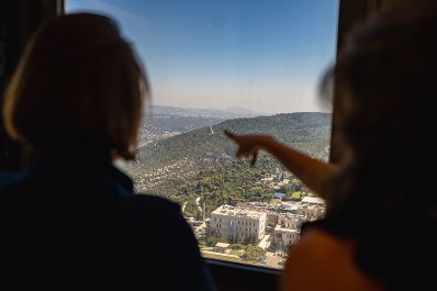 Am 11. September 2022 reiste Bundesministerin Karoline Edtstadler (l.) zu einem mehrtägigen Arbeitsbesuch nach Israel. Im Bild beim Besuch des Hecht Museum.