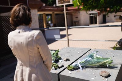 Am 14. September 2022 setzte Bundesministerin Karoline Edtstadler (l.) ihren mehrtägigen Arbeitsbesuch nach Israel fort. Im Bild beim Besuch des Grabs Simon Wiesenthals.