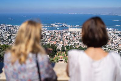 Am 11. September 2022 reiste Bundesministerin Karoline Edtstadler (l.) zu einem mehrtägigen Arbeitsbesuch nach Israel. Im Bild bei den Bahá’í Gärten in Haifa.