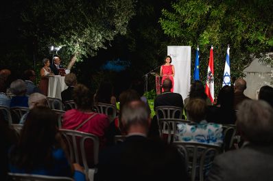 Am 11. September 2022 reiste Bundesministerin Karoline Edtstadler zu einem mehrtägigen Arbeitsbesuch nach Israel. Im Bild an der österreichischen Botschaft bei dem Empfang zur Überreichung von Staatsbürgerschaftsbescheiden.