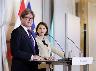 Am 21. September 2022 nahmen Bundesministerin Karoline Edtstadler (r.) mit Bundesminister Martin Polaschek (l.) am Pressefoyer nach dem Ministerrat teil.