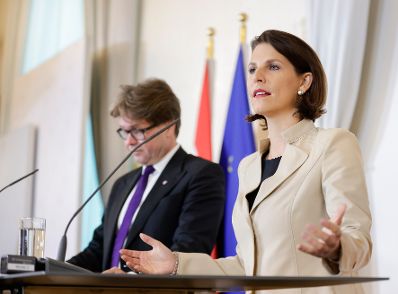 Am 21. September 2022 nahmen Bundesministerin Karoline Edtstadler (r.) mit Bundesminister Martin Polaschek (l.) am Pressefoyer nach dem Ministerrat teil.