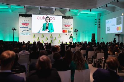Am 22. September 2022 hielt Bundesministerin Karoline Edtstadler (im Bild) eine Keynote beim Green Peak Festival.