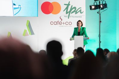 Am 22. September 2022 hielt Bundesministerin Karoline Edtstadler (im Bild) eine Keynote beim Green Peak Festival.