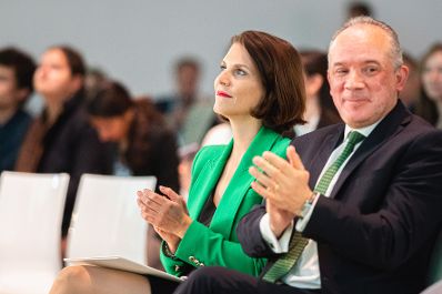 Am 22. September 2022 hielt Bundesministerin Karoline Edtstadler (l.) eine Keynote beim Green Peak Festival.