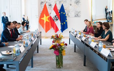 Am 28. September 2022 empfing Bundesministerin Karoline Edtstadler (r.) den vietnamesischen Außenminister Bùi Thanh Sơn (l.) zu einem Arbeitsgespräch.
