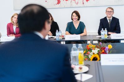 Am 28. September 2022 empfing Bundesministerin Karoline Edtstadler (r.) den vietnamesischen Außenminister Bùi Thanh Sơn (l.) zu einem Arbeitsgespräch.