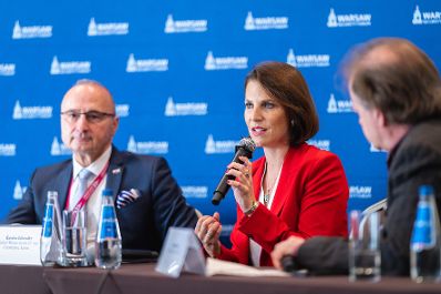 Am 04. Oktober 2022 war Bundesministerin Karoline Edtstadler (im Bild) im Zuge des Warsaw Security Forum in Warschau.