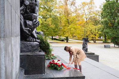 Am 04. Oktober 2022 war Bundesministerin Karoline Edtstadler (im Bild) im Zuge des Warsaw Security Forum in Warschau. Im Bild bei einer Kranzniederlegung am Ehrenmal für die Helden des Warschauer Ghettos.