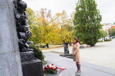 Am 04. Oktober 2022 war Bundesministerin Karoline Edtstadler (im Bild) im Zuge des Warsaw Security Forum in Warschau. Im Bild bei einer Kranzniederlegung am Ehrenmal für die Helden des Warschauer Ghettos.