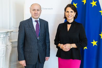 Am 05. Oktober 2022 empfing Bundesministerin Karoline Edtstadler (r.) den ukrainischen Botschafter, Vasyl Khymynets (l.) zu einem Arbeitsgespräch.