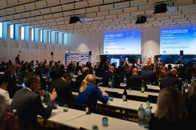 Am 06. Oktober 2022 nahm Bundesministerin Karoline Edtstadler (im Bild) an einer Podiumsdiskussion im Zuge der Europakonferenz der deutschen Auslandshandelskammern teil.