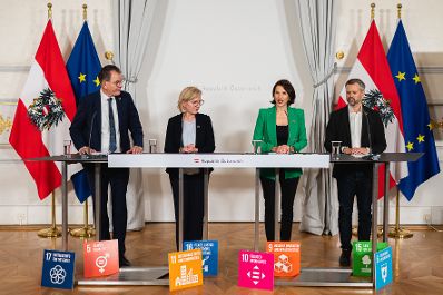 Am 07. Oktober 2022 nahmen Bundesministerin Karoline Edtstadler (3.v.l.), Bundesministerin Leonore Gewessler (2.v.l.), Gerd Müller (UNIDO) (l.) und der Geschäftsführer des ÖKOBÜRO, Thomas Alge (r.) an einer Pressekonferenz zum 2. SDG Dialogforum Österreich teil.