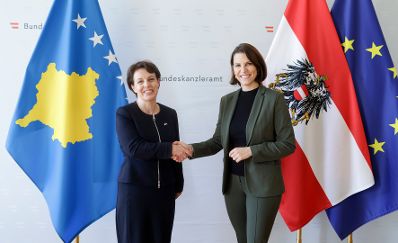 Am 11. Oktober 2022 empfing Bundesministerin Karoline Edtstadler (r.) die stv. Ministerpräsidentin sowie Außenministerin der Republik Kosovo, Donika Gervalla-Schwarz (l.) zu einem Gespräch.
