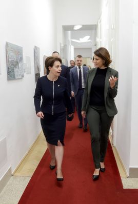 Am 11. Oktober 2022 empfing Bundesministerin Karoline Edtstadler (r.) die stv. Ministerpräsidentin sowie Außenministerin der Republik Kosovo, Donika Gervalla-Schwarz (l.) zu einem Gespräch.