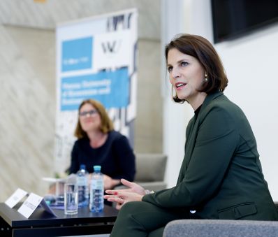 Am 11. Oktober 2022 nahm Bundesministerin Karoline Edtstadler (r.) an der Podiumsdiskussion „Internationales Recht in der Praxis“ in der WU-Wien teil.