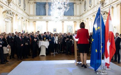 Am 24. Oktober 2022 reiste Bundesministerin Karoline Edtstadler nach Brüssel. Im Bild bei einem Empfang zum Österreichischen Nationalfeiertag.