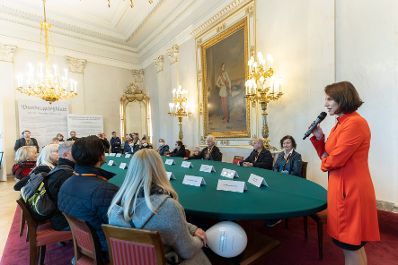Am 26. Oktober 2022 empfing Bundesministerin Karoline Edtstadler Besucherinnen und Besucher im Bundeskanzleramt.