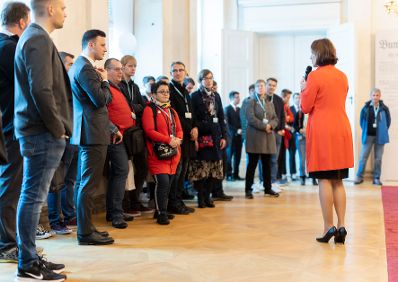 Am 26. Oktober 2022 empfing Bundesministerin Karoline Edtstadler Besucherinnen und Besucher im Bundeskanzleramt.