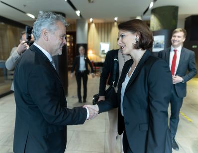 Am 4. November 2022 setzte Bundesministerin Karoline Edtstadler (r.) den mehrtägigen Arbeitsbesuch nach Bosnien und Herzegowina fort. Im Bild mit dem Leiter der EU-Delegation und EU-Sonderbeauftragter, Johann Sattler (l.).