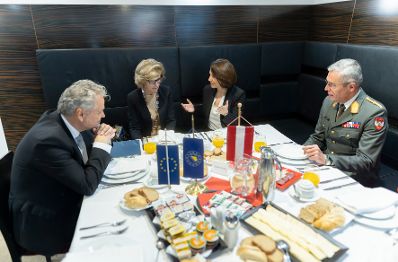 Am 4. November 2022 setzte Bundesministerin Karoline Edtstadler (m.r.) den mehrtägigen Arbeitsbesuch nach Bosnien und Herzegowina fort. Im Bild mit dem Leiter der EU-Delegation und EU-Sonderbeauftragter, Johann Sattler (l.).
