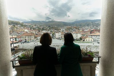 Am 4. November 2022 setzte Bundesministerin Karoline Edtstadler (l.) den mehrtägigen Arbeitsbesuch nach Bosnien und Herzegowina fort. Im Bild mit der Bürgermeisterin von Sarajewo Benjamina Karić (r.).