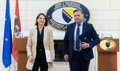 Am 3. November 2022 reiste Bundesministerin Karoline Edtstadler (l.) zu einem mehrtägigen Arbeitsbesuch nach Bosnien und Herzegowina. Im Bild mit dem stellvertretenden Außenminister von Bosnien und Herzegowina, Josip Brkić (r.).