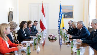 Am 4. November 2022 setzte Bundesministerin Karoline Edtstadler (3.v.l.) den mehrtägigen Arbeitsbesuch nach Bosnien und Herzegowina fort. Im Bild mit dem Vorsitzender des Staatspräsidiums von Bosnien und Herzegowina, Šefik Džaferović (2.v.r.).