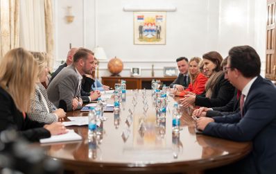 Am 4. November 2022 setzte Bundesministerin Karoline Edtstadler (2.v.r.) den mehrtägigen Arbeitsbesuch nach Bosnien und Herzegowina fort. Im Bild mit dem Bürgermeister von Banja Luka, Draško Stanivuković (3.v.l.).