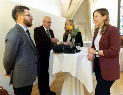 Am 10. November 2022 luden Bundesministerin Karoline Edtstadler gemeinsam mit Staatssekretärin Claudia Plakolm (r.) zu einer Jugendwestbalkankonferenz ein.