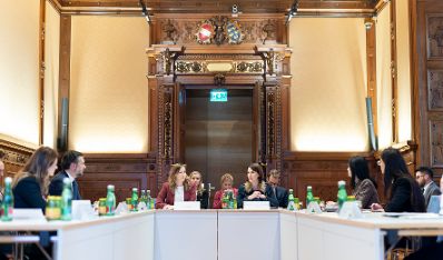 Am 10. November 2022 luden Bundesministerin Karoline Edtstadler (m.r.) gemeinsam mit Staatssekretärin Claudia Plakolm (m.l.) zu einer Jugendwestbalkankonferenz ein.