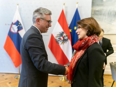 Am 16. November 2022 empfing Bundesministerin Karoline Edtstadler (r.) den slowenischer Staatssekretär im Außenministerium Marko Štucin (l.) zu einem Gespräch.