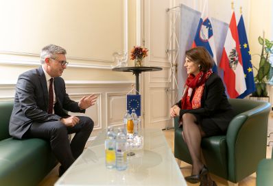 Am 16. November 2022 empfing Bundesministerin Karoline Edtstadler (r.) den slowenischer Staatssekretär im Außenministerium Marko Štucin (l.) zu einem Gespräch.