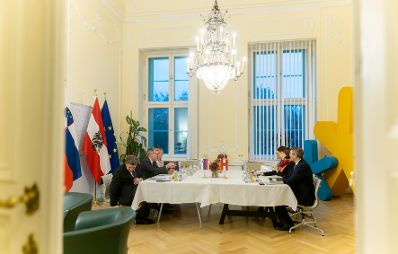 Am 16. November 2022 empfing Bundesministerin Karoline Edtstadler (2.v.r.) den slowenischer Staatssekretär im Außenministerium Marko Štucin (2.v.l.) zu einem Gespräch.