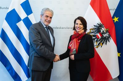 Am 16. November 2022 empfing Bundesministerin Karoline Edtstadler (r.) den griechischen Minister Christos Stylanides (l.) zu einem Gespräch.