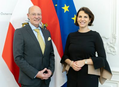 Am 17. November 2022 empfing Bundesministerin Karoline Edtstadler (r.) den Rechtswissenschafter Michael Enzinger (l.) zu einem Gespräch im Bundeskanzleramt.