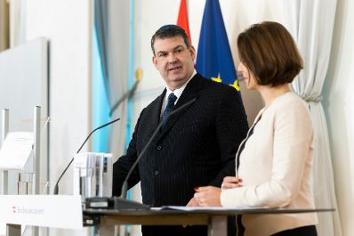 Am 21. November 2022 gab Bundesministerin Karoline Edtstadler (r.) eine Pressekonferenz zu den Ergebnissen des Umsetzungsberichtes des ÖJKG 2020 und 2021. Im Bild mit dem Präsident des IKG Oskar Deutsch (l.)