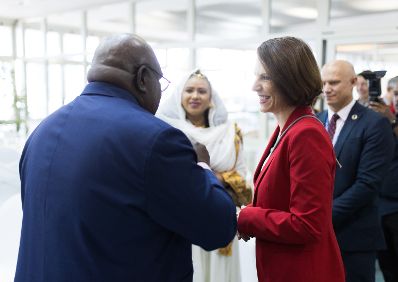 Am 29. November 2022 setzte Bundesministerin Karoline Edtstadler (r.) ihre mehrtägige Arbeitsbesuch nach Addis Abeba fort. Im Bild beim Arbeitsfrühstück.