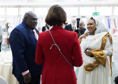 Am 29. November 2022 setzte Bundesministerin Karoline Edtstadler (m.) ihre mehrtägige Arbeitsbesuch nach Addis Abeba fort. Im Bild beim Arbeitsfrühstück.