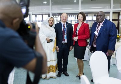 Am 29. November 2022 setzte Bundesministerin Karoline Edtstadler (m.r.) ihre mehrtägige Arbeitsbesuch nach Addis Abeba fort. Im Bild beim Arbeitsfrühstück.