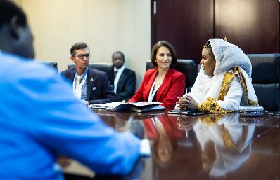 Am 29. November 2022 setzte Bundesministerin Karoline Edtstadler (2.v.r.) ihre mehrtägige Arbeitsbesuch nach Addis Abeba fort. Im Bild beim Leadership Panel Meeting mit Under Secretary General of UNDESA Li Junhua (r.).