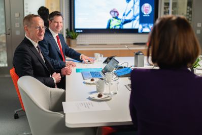 Am 5. Dezember 2022 reiste Bundesministerin Karoline Edtstadler (r.) zu einem mehrtägigen Arbeitsbesuch nach Stockholm. Im Bild beim Besuch der Ericsson Konzernzentrale.