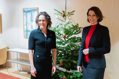 Am 5. und 6. Dezember 2022 reiste Bundesministerin Karoline Edtstadler (r.) zu einem mehrtägigen Arbeitsbesuch nach Stockholm. Im Bild bei einem Arbeitsgespräch mit der schwedischen EU-Ministerin, Jessika Roswall (l.).