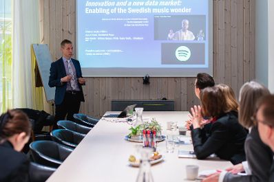 Am 5. und 6. Dezember 2022 reiste Bundesministerin Karoline Edtstadler (im Bild) zu einem mehrtägigen Arbeitsbesuch nach Stockholm. Im Bild bei einem Arbeitsgespräch bei der schwedischen Innovationsbehörde.